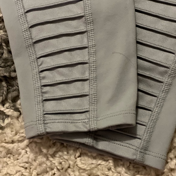 ⭐️ALO high-waist MOTTO legging in dove gray and glossy - Picture 6 of 13